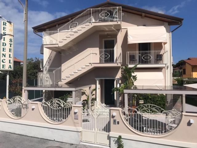 Residence Stella Marina di Massa Bagian luar foto