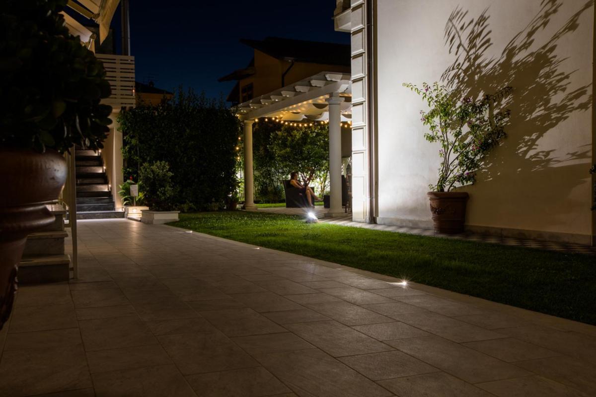 Residence Stella Marina di Massa Bagian luar foto