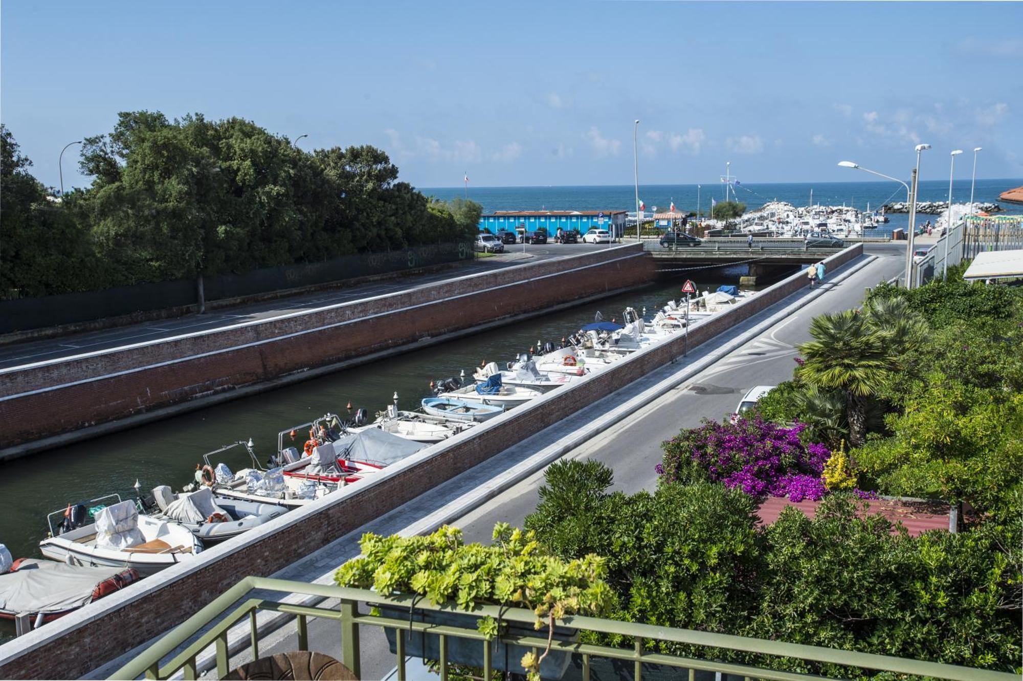 Residence Stella Marina di Massa Bagian luar foto
